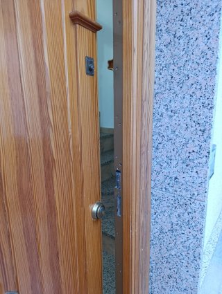 Puerta madera maciza blindada