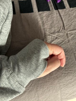 Sudadera gris con estampado de panda
