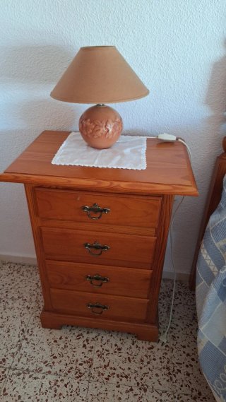 Dos mesitas de noche de madera