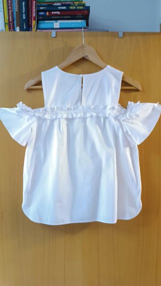 Blusa blanca hombros descubiertos talla M