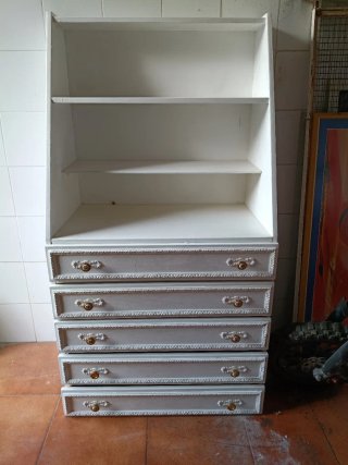 Mueble blanco con cajones y estantes
