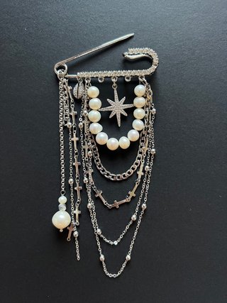 Broche artesanal con colgantes plateados