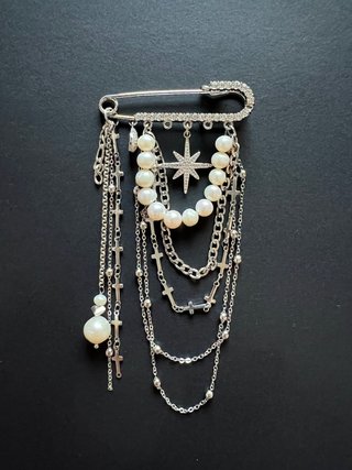Broche artesanal con colgantes plateados
