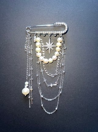 Broche artesanal con colgantes plateados