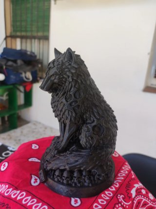 Statuetta di lupo con teschi