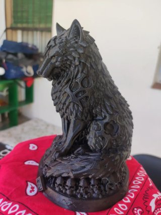 Statuetta di lupo con teschi