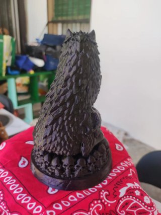 Statuetta di lupo con teschi
