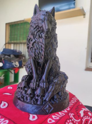 Statuetta di lupo con teschi