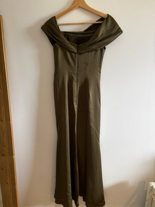 Vestido largo invitada verde oliva