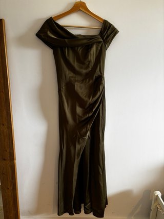 Vestido largo invitada verde oliva