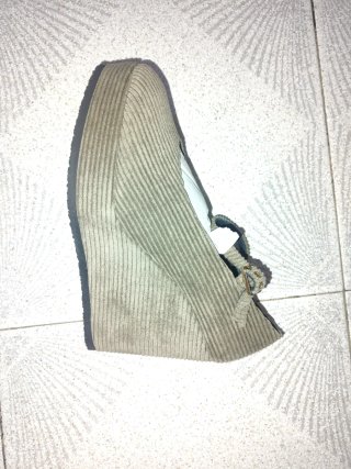 Zapatos de cuña beige