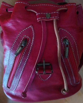 Mochila de piel roja Medidas 25x30 aprox