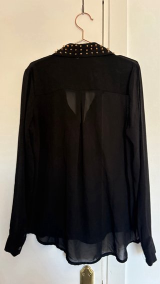 Camisa negra con tachuelas doradas