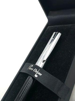Bonita pluma estilográfica negra Pierre Delone