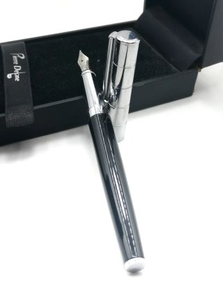 Bonita pluma estilográfica negra Pierre Delone