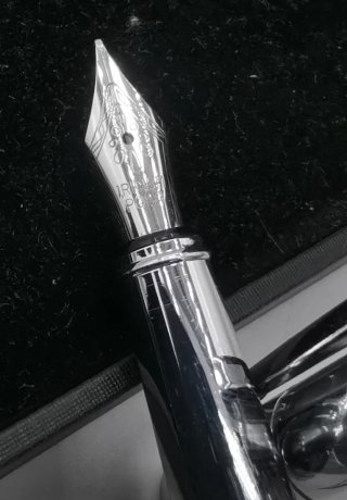 Bonita pluma estilográfica negra Pierre Delone