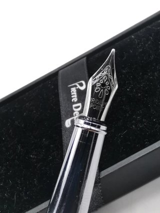 Bonita pluma estilográfica negra Pierre Delone