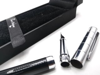 Bonita pluma estilográfica negra Pierre Delone