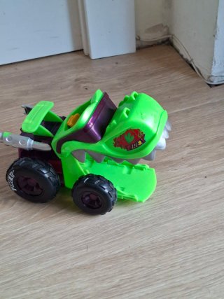 Coche dinosaurio verde con cochecito