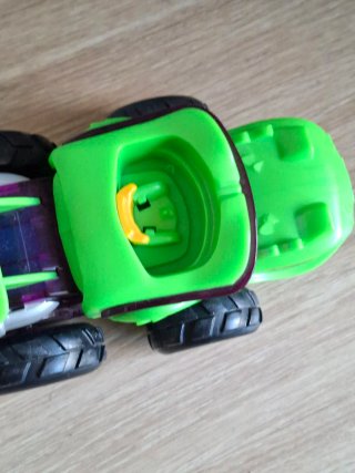 Coche dinosaurio verde con cochecito