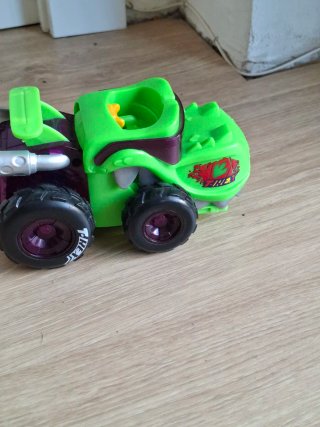 Coche dinosaurio verde con cochecito