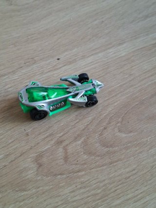 Coche dinosaurio verde con cochecito