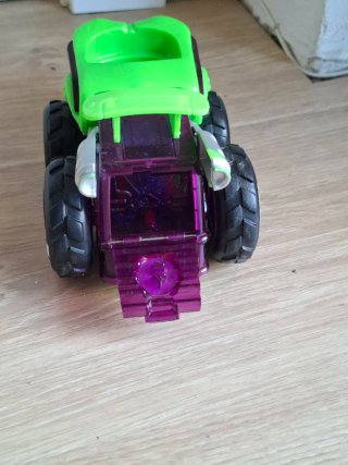 Coche dinosaurio verde con cochecito