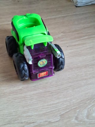 Coche dinosaurio verde con cochecito