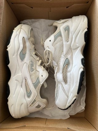 Zapatillas Fila Blancas y Beige