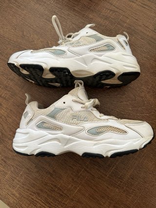 Zapatillas Fila Blancas y Beige