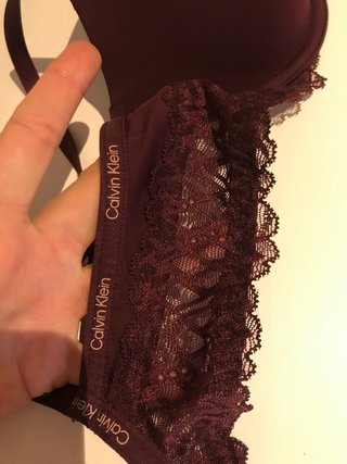 Sujetador Calvin Klein púrpura con encaje