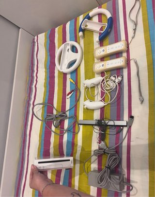 Wii + 2 mandos, 2 volantes, 2 nunchuks + 11 Juegos