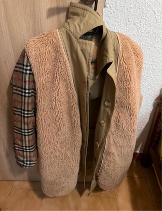 Abrigo beige con chaleco desmontable