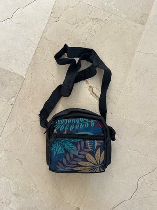 Bandolera negra con estampado floral