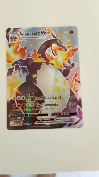 Carta Pokémon Charizard VMAX 330 HP