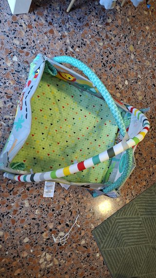 Parque infantil para bebés con juegos