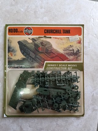 Airfix Churchill Tank 00 Scale Model Kit