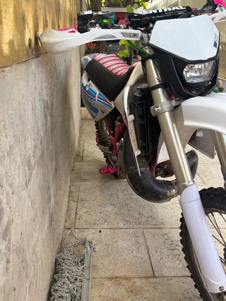 Yamaha YZ 1992 Chasis Rosa y Tanque Blanco