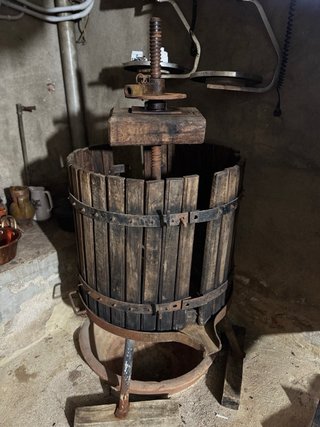 Prensa de vino antigua de madera
