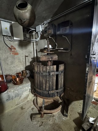 Prensa de vino antigua de madera