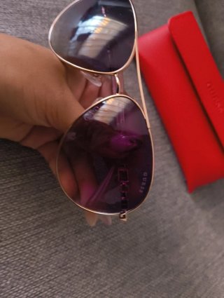 Guess gafas de sol doradas con funda roja
