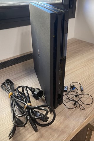 PS4 Pro 1TB + 2 Mandos + Base Carga +6 Juegos