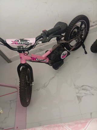 Bicicleta infantil rosa eléctrica como nueva