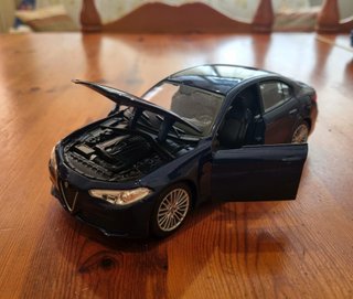 Alfa Romeo Giulia Burago 1:24 Metallo