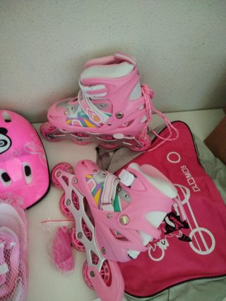 Patines rosas con casco y protecciones