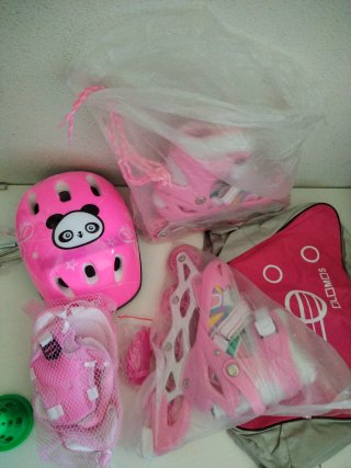 Patines rosas con casco y protecciones