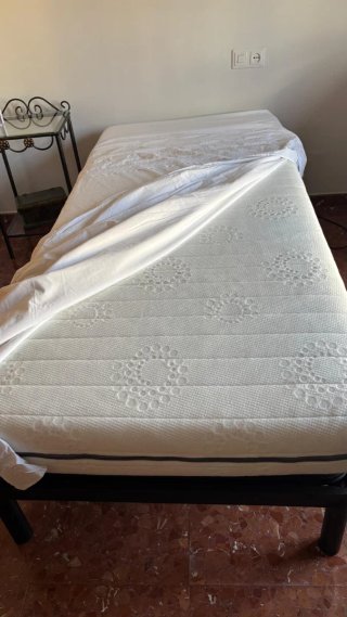 Cama articulada negra y blanca