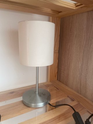 Lámpara de mesa beige y plateada