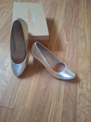 Zapatos finos dorados de vestir