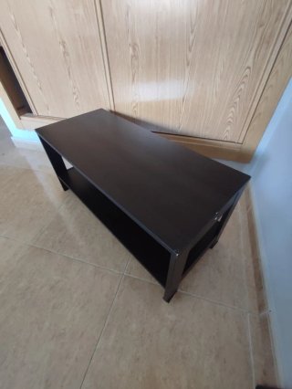 Mesa auxiliar marrón
